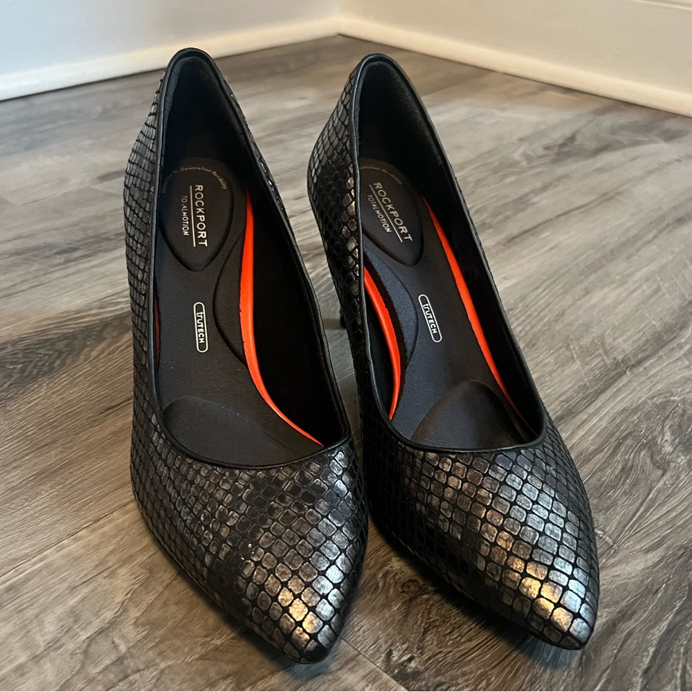 Women Rockport Total Motion Black Textured Pointed Toe Heels size 8 Comfortable